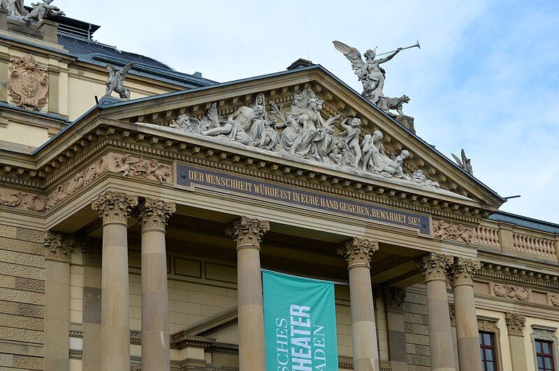 File:Hessisches Staatstheater Tympanum.JPG