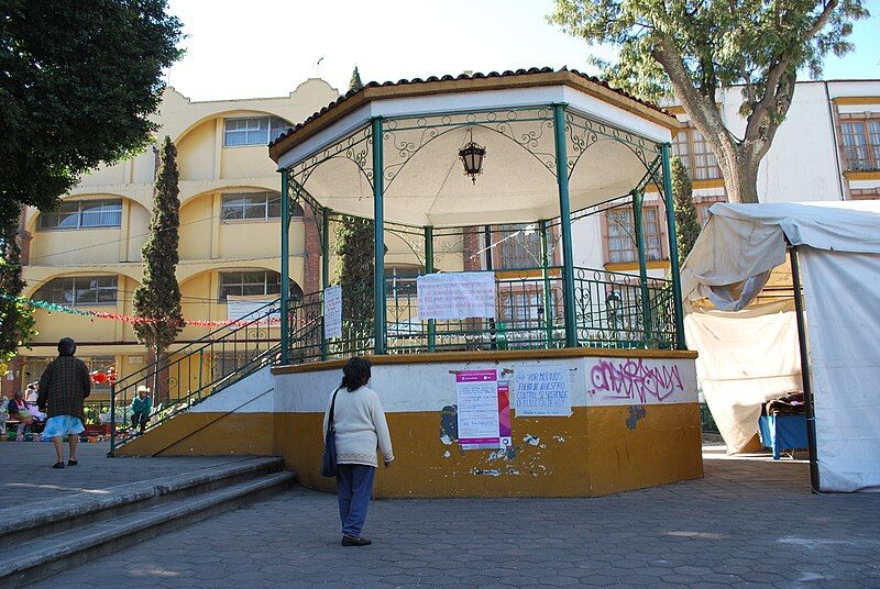 File:KioskPlazaSanMatiasIztacalco.jpg