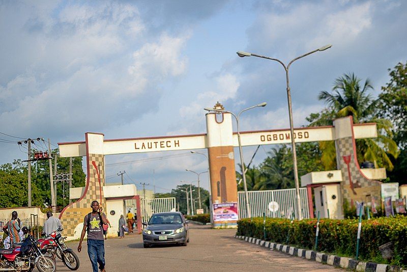 File:LAUTECH gate, Ogbomosho.jpg