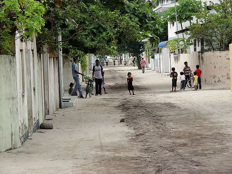 File:Mahibadhoo main street.jpg