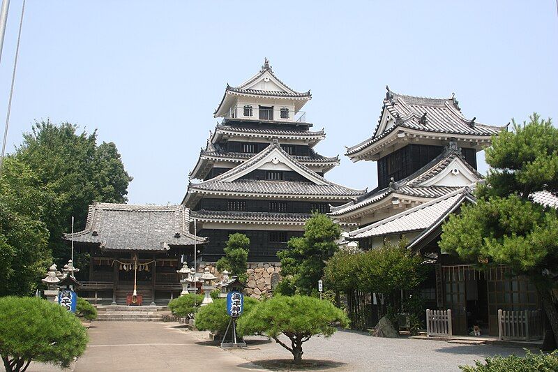 File:NakatsuCastle.JPG