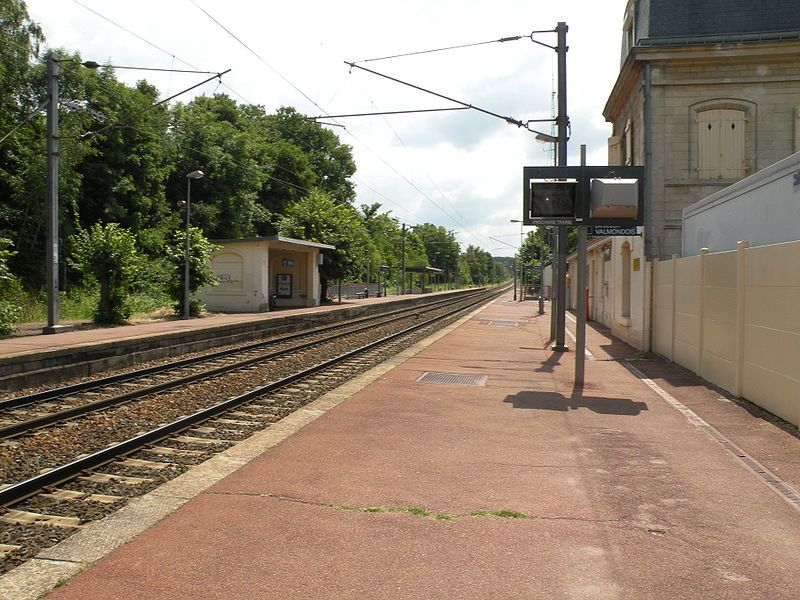 File:Quai gare meriel.JPG