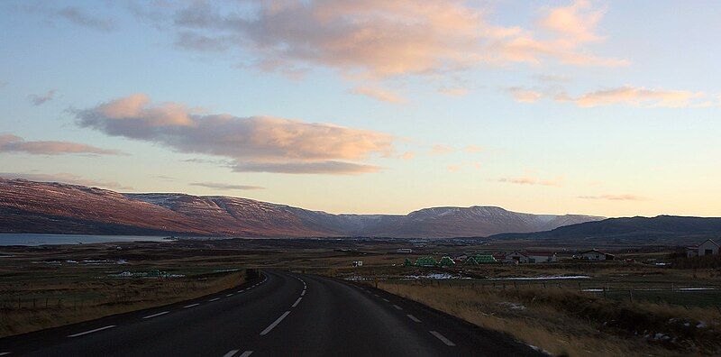 File:Southeast across Eyjafjörður.jpg