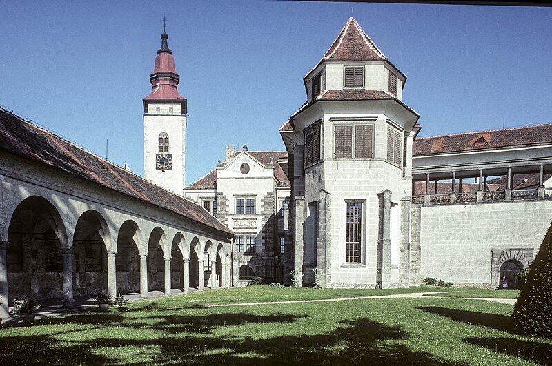 File:Telc Castle.jpg