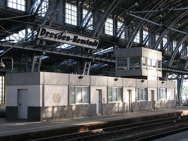 File:BahnhofDresdenNeustadtAufsichtsgebaeude.jpg