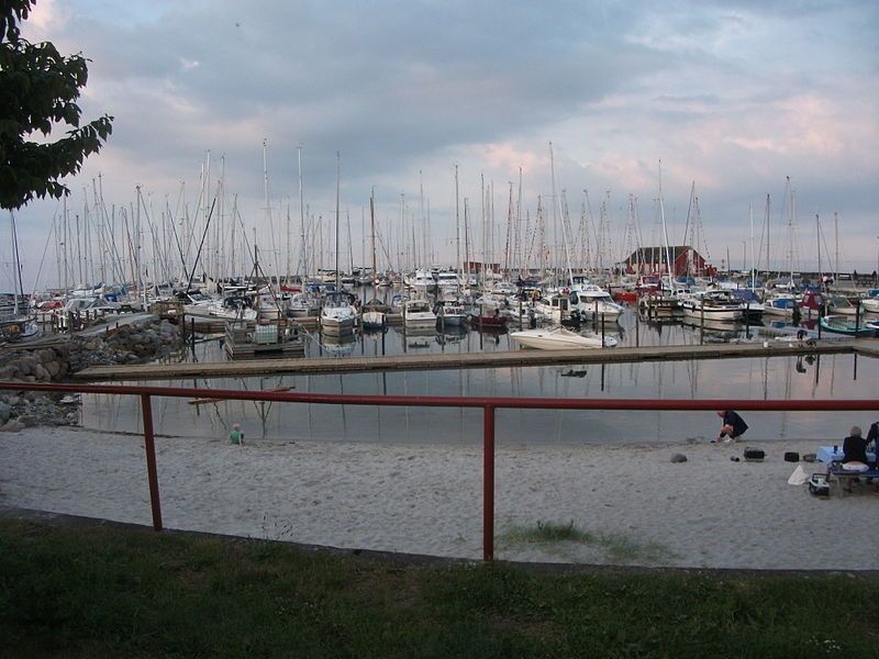 File:BallenMarina.JPG