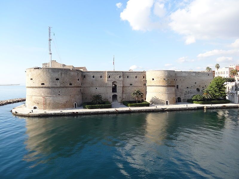 File:Castello Aragonese(Taranto).JPG