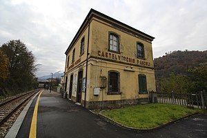 Castelvecchio Pascoli's passenger building