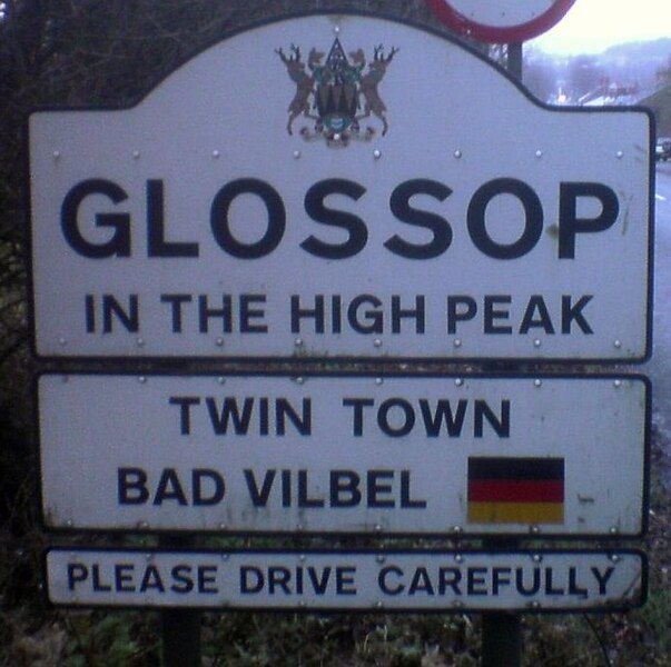 File:Glossop Welcome Sign.JPG