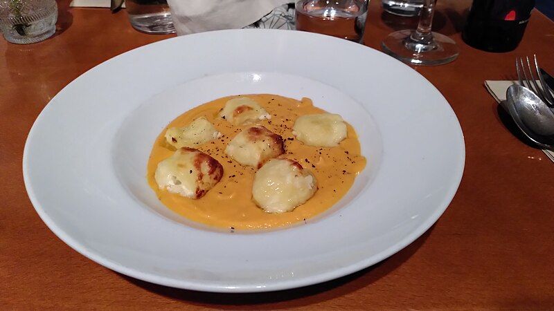 File:Gnudi à Lyon.jpg