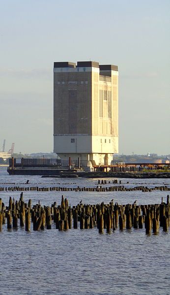 File:HollandTunnelVentTowerHudRivJC.jpg