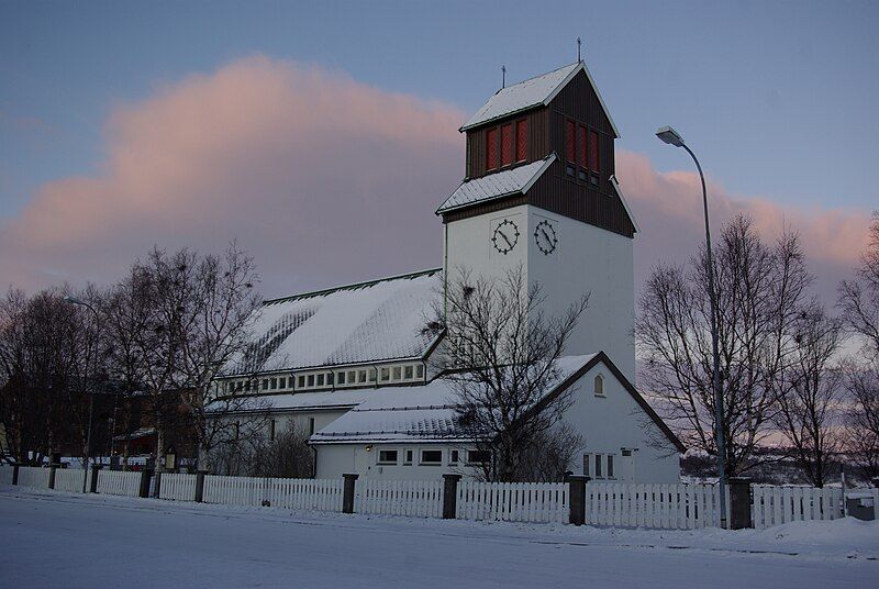 File:Kirkenes Kirche Winter.jpg