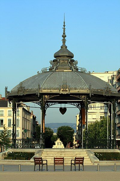 File:Valence kiosque Peynet.jpg