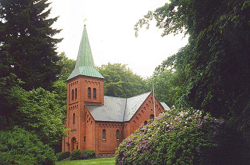 File:Vedbæk Kirke 2007.jpg