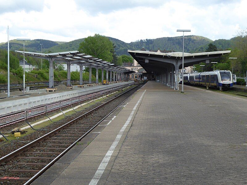 File:20170513-Bad Harzburg-Bahnsteige.jpg