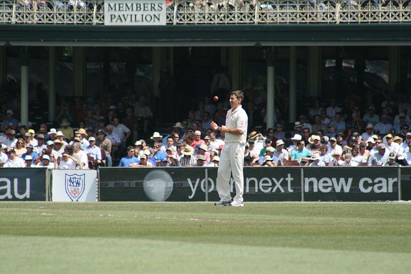 File:Bradd Hogg tossing.jpg