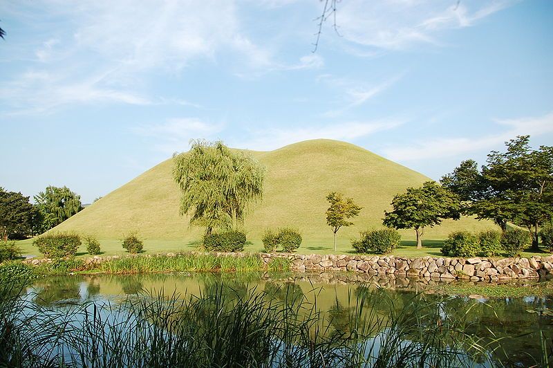 File:Daeneungwon-Gyeongju-Korea-2006-05.jpg