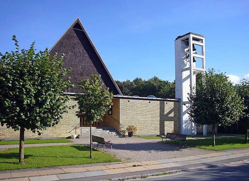 File:Emdrup Kirke Copenhagen.jpg