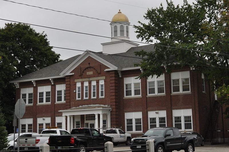 File:FarmingtonNH TownHall.jpg