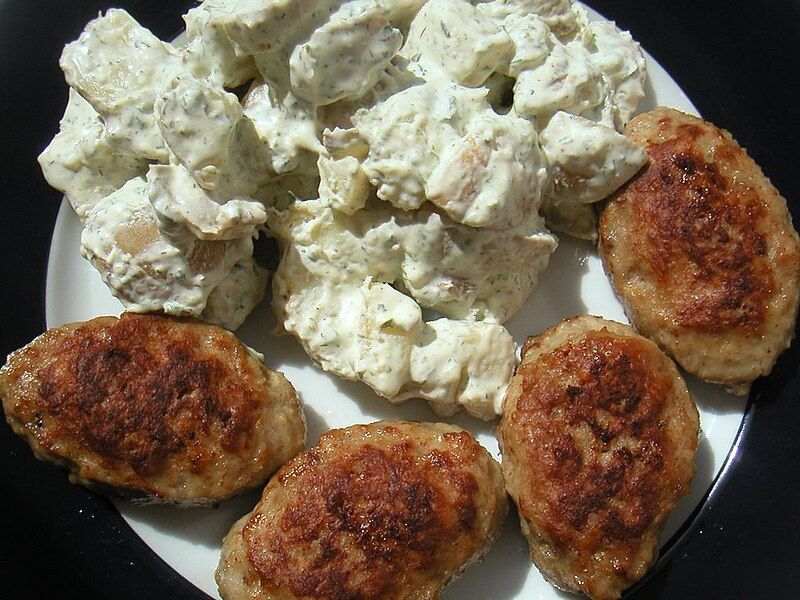 File:Frikadeller og kartoffelsalat.jpg