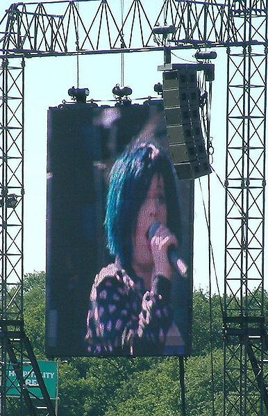 File:Kelly Osbourne live.JPG