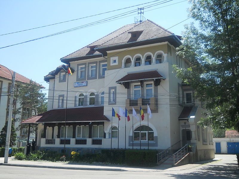 File:Primăria Lupeni.jpg