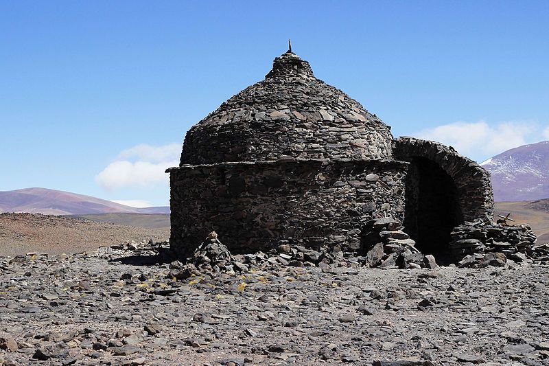 File:Refugio de piedra.JPG