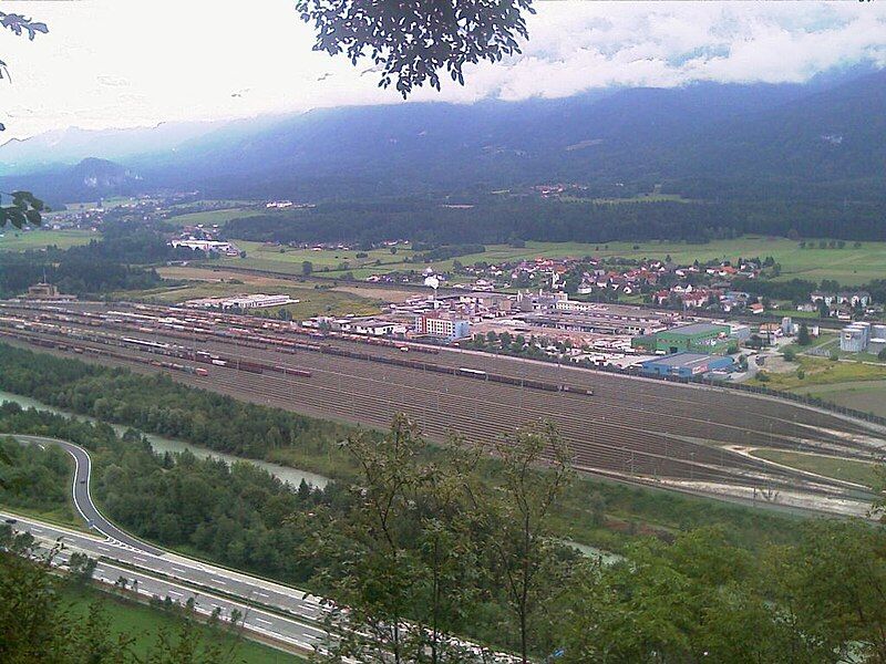 File:Ruine Federaun Aussicht.jpg