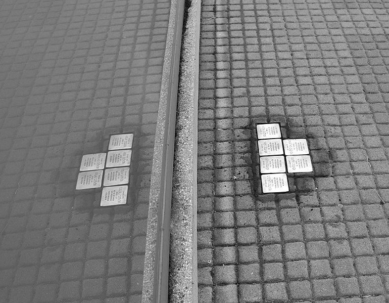 File:Stolpersteine in Nagykőrös.jpg