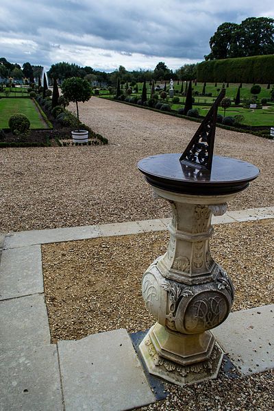 File:Sundial Privy Garden.jpg