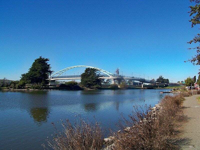 File:AquaticParkPedBridge1.JPG