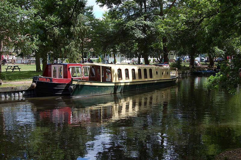 File:Basingstoke Canal Centre.JPG