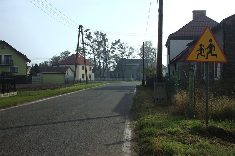 File:Budziska, škola.jpg