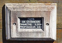 Inscriptions : diamètre = 3,2 mètres, profondeur = 44 mètres.