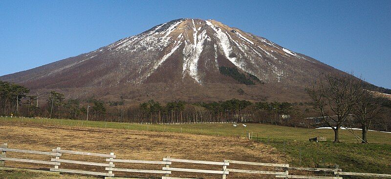 File:Daisen 2016-03-07 (25502160362).jpg