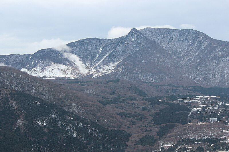 File:Hakone Volcano 20120122.jpg