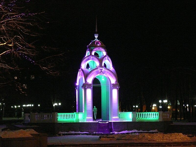 File:KharkovGlassStryaSumskayaBeforeNewYearNight.JPG