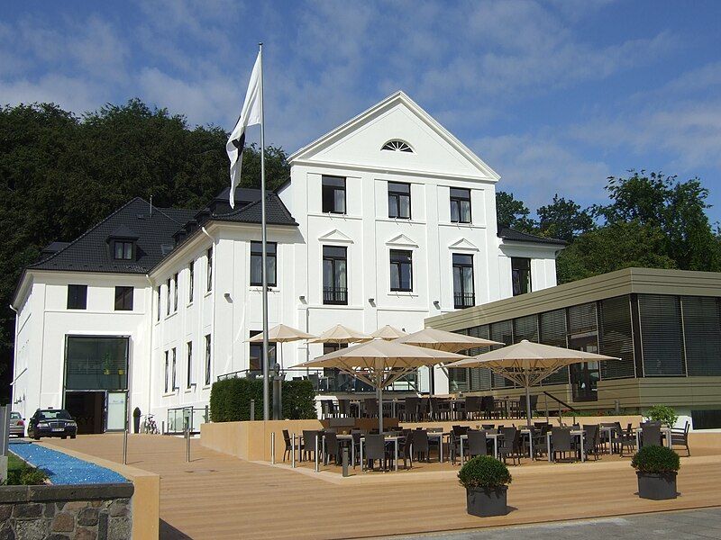 File:Kiel Yacht Club.jpg