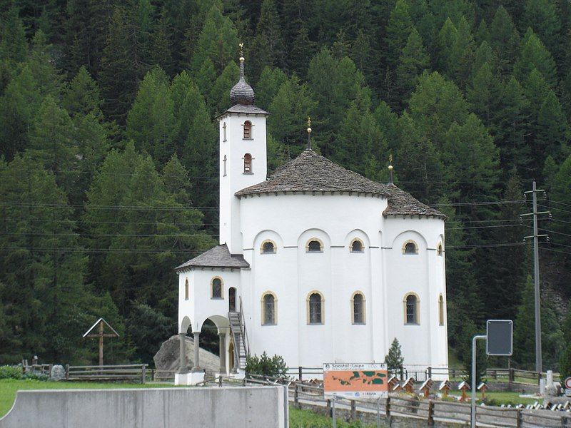 File:Rundkirche Saas Balen.jpg