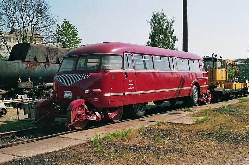 File:Schienen-Straßen-Bus-Bochum-Dahlhausen-280407.JPG