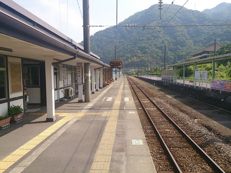 File:Shigetomi Station plathome.jpg