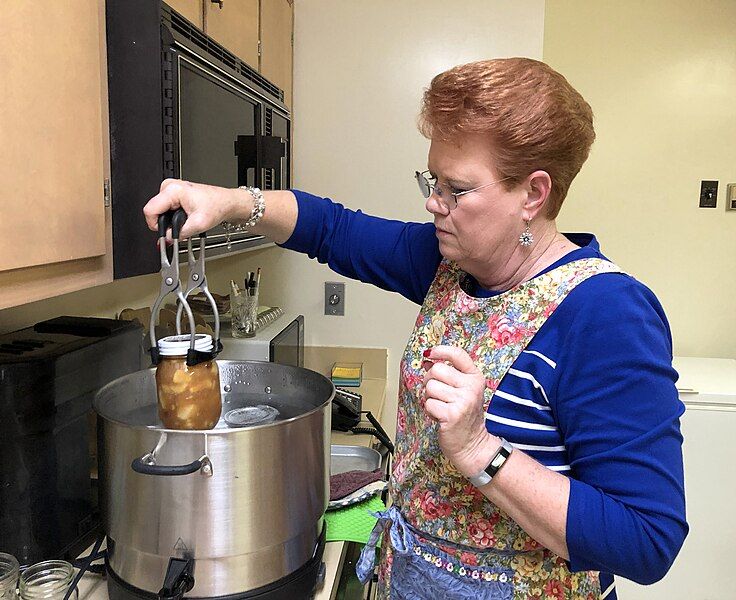 File:Water Bath Canning.jpg