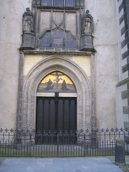 File:Wittenberg Schlosskirche Thesentuer.JPG