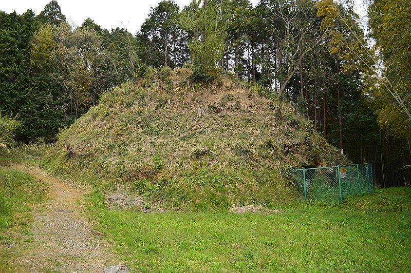 File:Akaizuka Kofun, funkyu.jpg