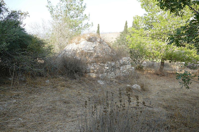 File:Beit-Guvrin-western-hill-219.jpg