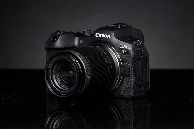 File:Canon EOS R7.jpg