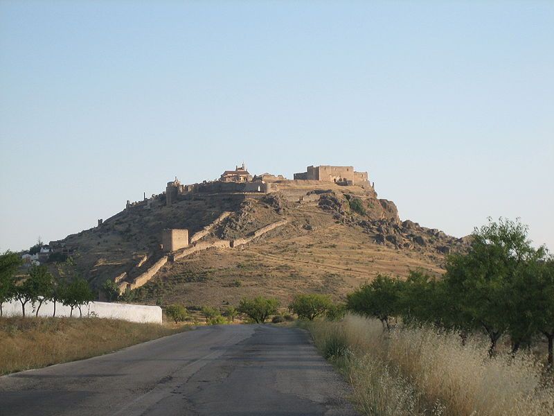 File:Castillo de Moya.jpg