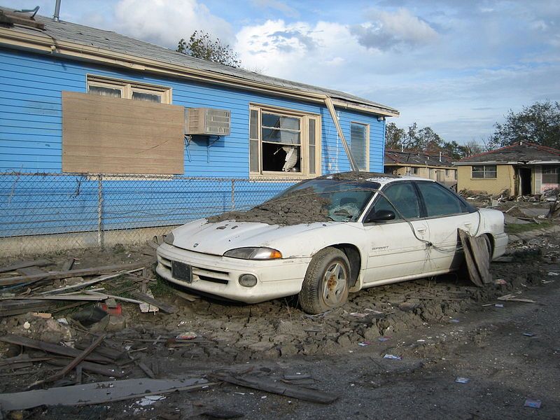 File:Low914DecBlueHousSiltyWhiteDodge.jpg