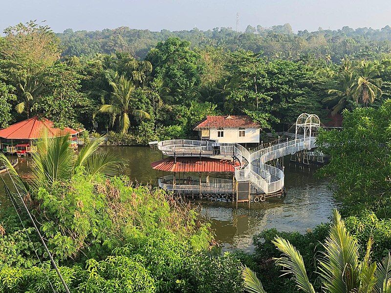 File:Mango-meadows-meenoottupalam.jpg