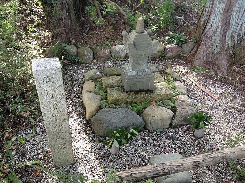 File:Narihira grave jurinji.JPG